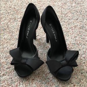 Black bow top pump